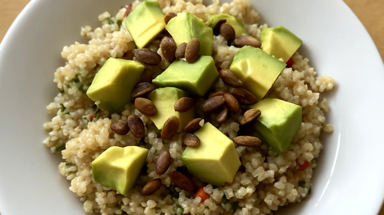 Insalata di quinoa con semi di zucca e avocado"