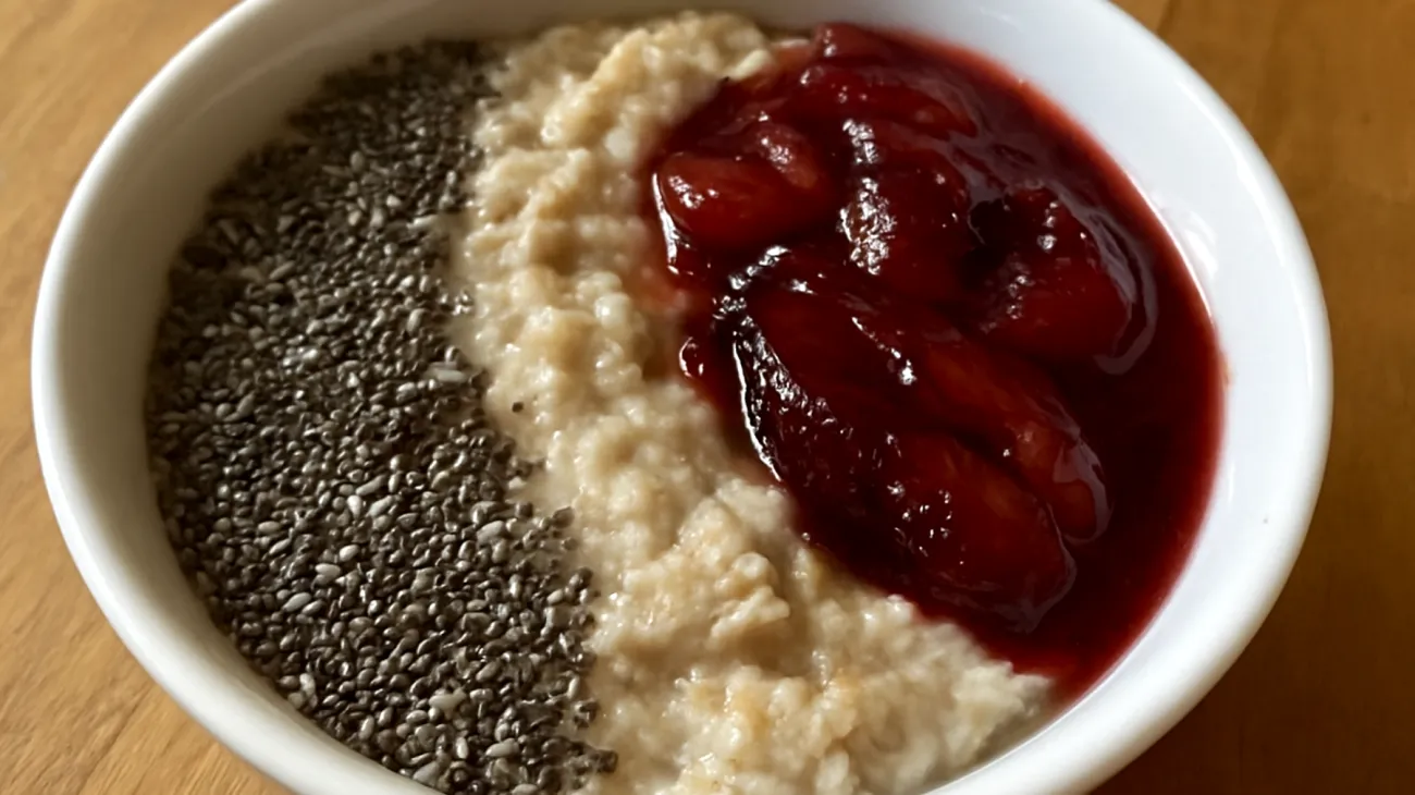 Porridge di avena con semi di chia e composta di prugne"