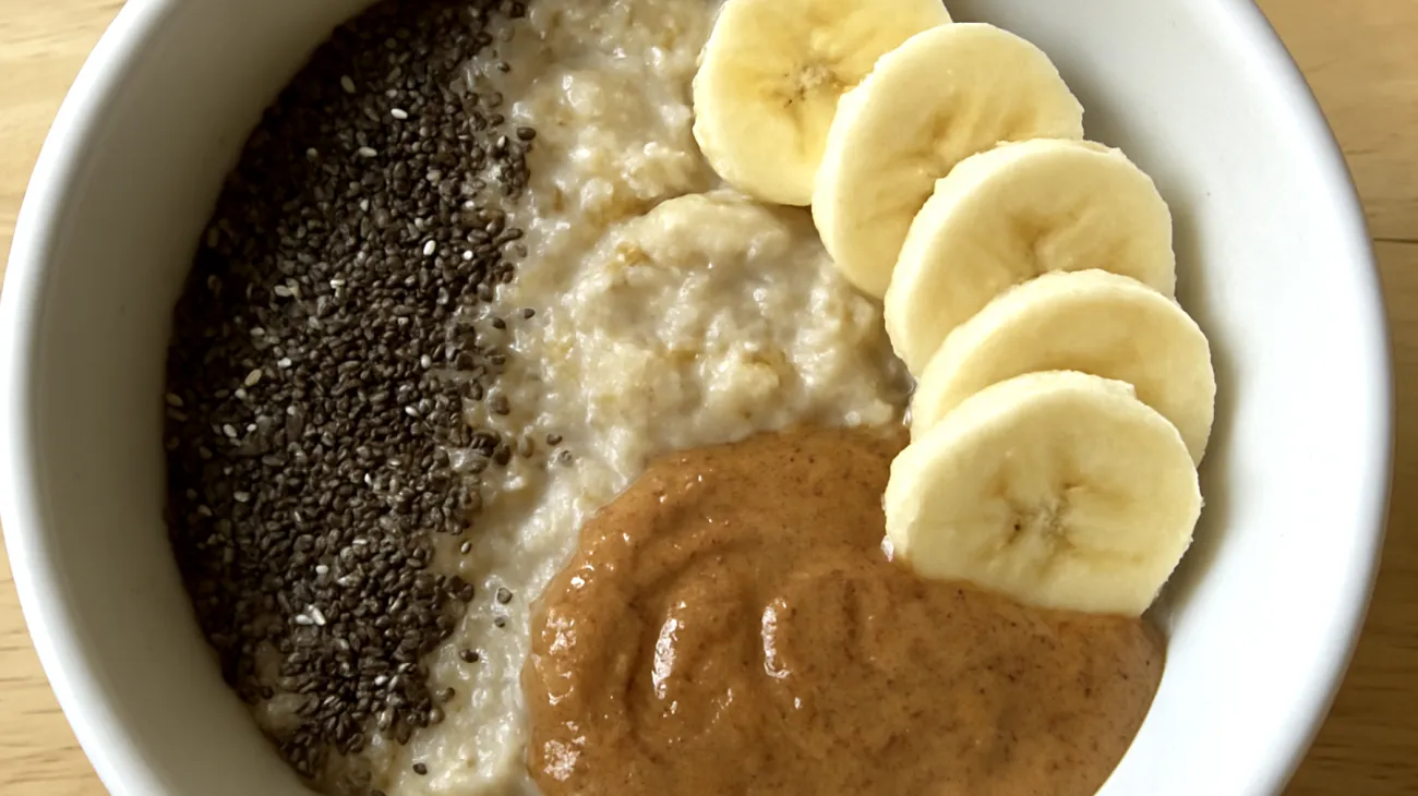 Porridge di avena con semi di chia, banana e burro di mandorle"